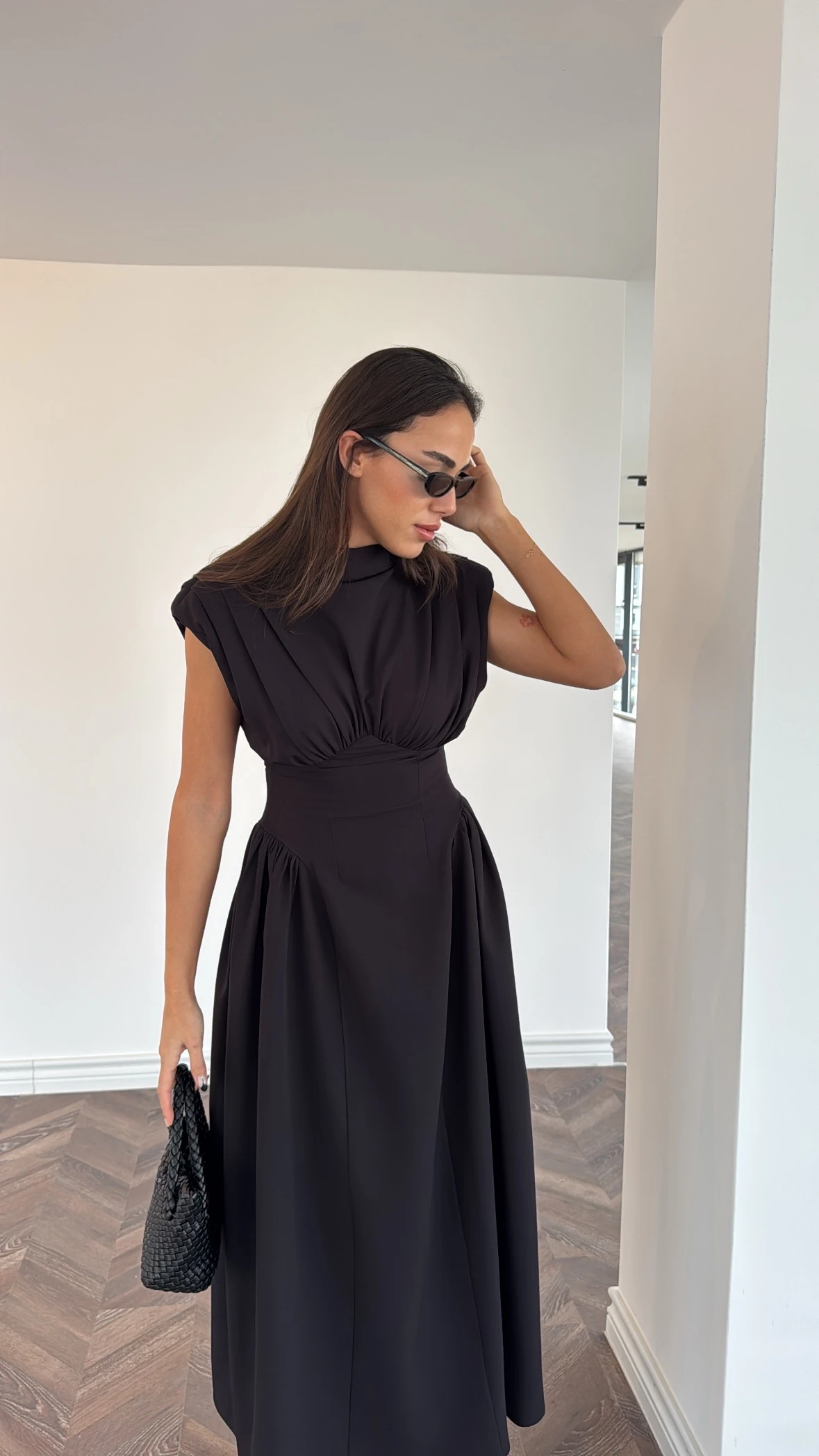 Vatkalı Bel Detaylı Siyah Maxi Elbise